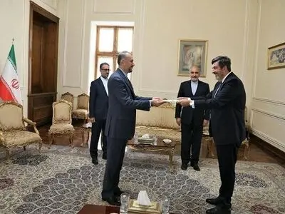  سفیر جدید اروگوئه در ایران استوارنامه خود را تقدیم وزیرخارجه کرد