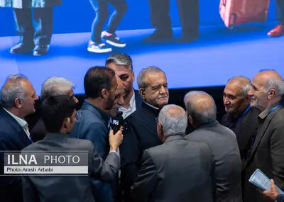 نشست صمیمی رئیس جمهور با بازنشستگان