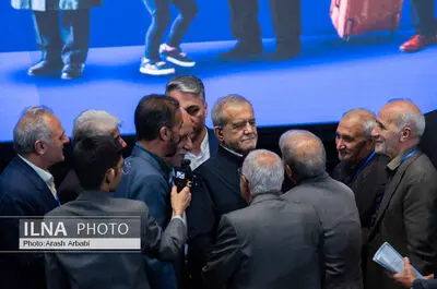 نشست صمیمی رئیس جمهور با بازنشستگان