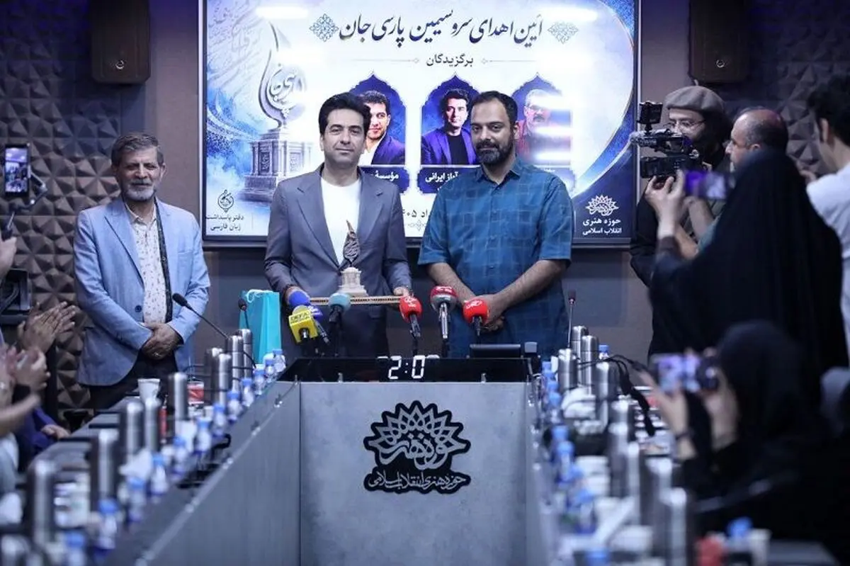 اهدای «سرو سیمین پارسی‌جان» به محمد معتمدی/ برنامه واحد در موسیقی وجود ندارد