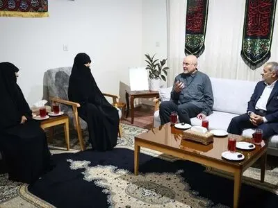 حضور رئیس مجلس در منزل سرلشکر شهید کاظمی