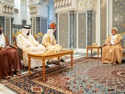 وزیر دفاع امارات با سلطان عمان دیدار کرد
