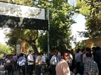 کارگران شهرداری بروجرد تجمع کردند/عضو شورای شهر: در تلاشیم مطالبات را پرداخت کنیم