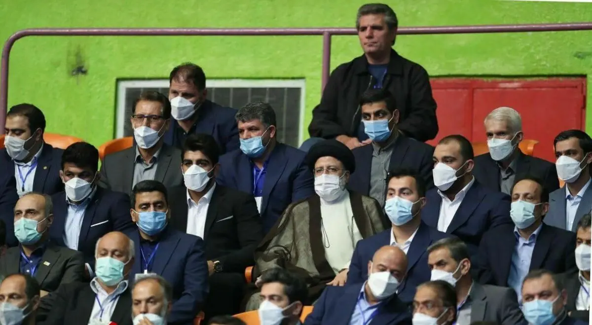 ویدیو: رئیس جمهور بازوبند پهلوانی را به صادق زاده اهدا کرد
