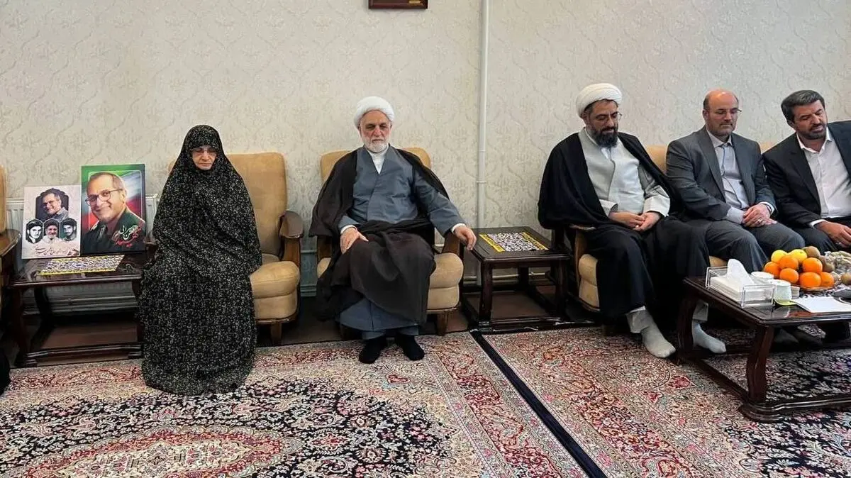  حضور حجت‌الاسلام والمسلمین محسنی اژه‌ای در منزل شهیدان «رمضان، ناصر و محسن سرابی»