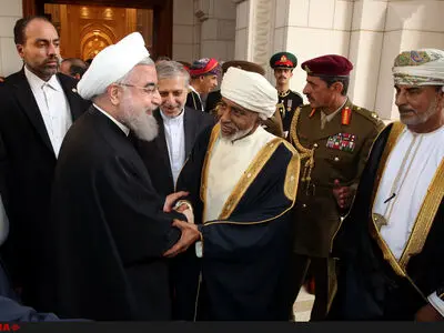 السلطان قابوس یستقبل الرئیس روحانی رسمیا فی قصر العلم 
