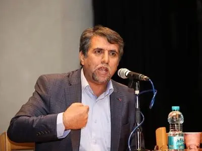 دولت را در حصر گذاشته‌اند/ می‌خواهند پیش از انتخابات دولت را زمین‌گیر کنند/ وقتی یک قوه کار پوپولیستی می‌کند، دولت هم جوابش را تبلیغاتی می‌دهد/ روحانی می‌گوید با این نقل و نبات‌ها سر مردم شیره نمالید