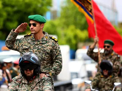خالکوبی جالب و معنادار یک سرباز در رژه ارتش