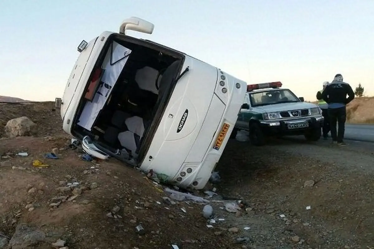 ۸ مصدوم براثر واژگونی یک دستگاه مینی‌بوس 