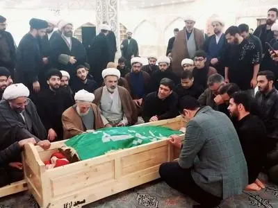 وداع صدیقی با پیکر پسرش در مدرسه علمیه امام خمینی + تصاویر