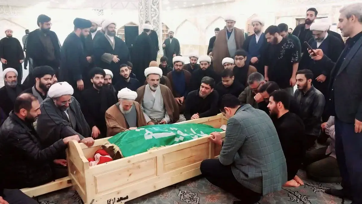 وداع صدیقی با پیکر پسرش در مدرسه علمیه امام خمینی + تصاویر