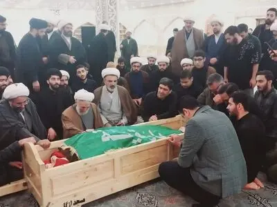 وداع صدیقی با پیکر پسرش در مدرسه علمیه امام خمینی + تصاویر