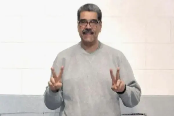 مادورو ببدلة ریاضیة من سجنه یؤکد تمسکه بالصمود