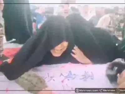 لحظه وداع مادر شهید عبدالله صالحی با شهید گمنام + فیلم