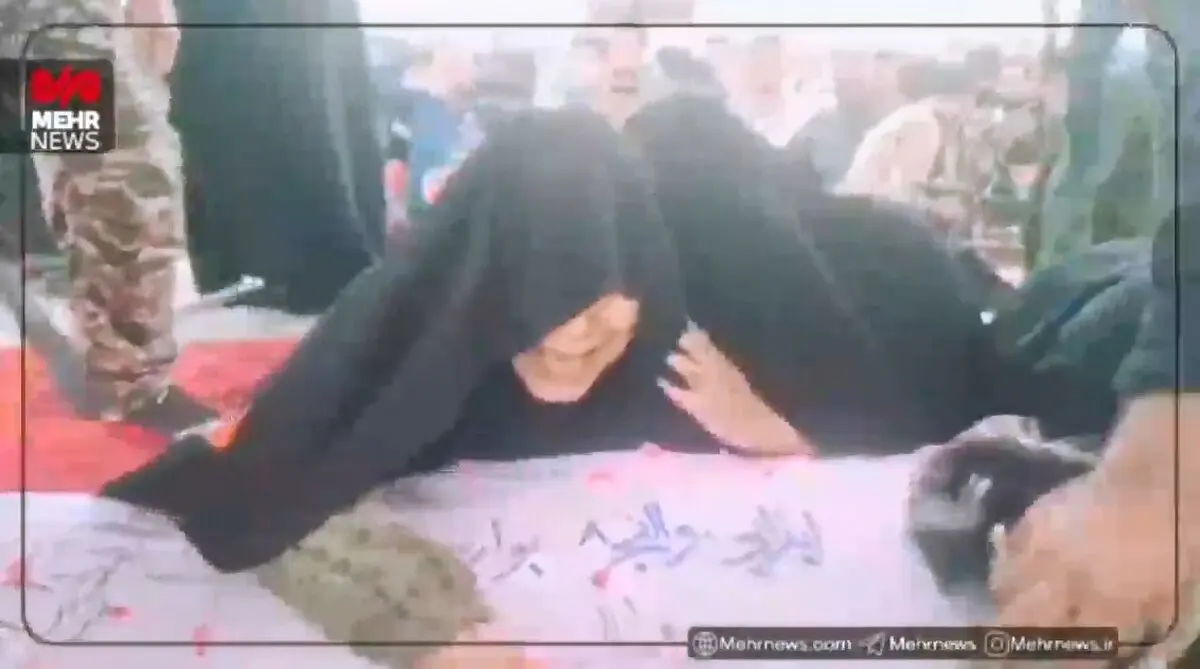 لحظه وداع مادر شهید عبدالله صالحی با شهید گمنام + فیلم