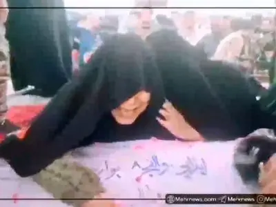 لحظه وداع مادر شهید عبدالله صالحی با شهید گمنام + فیلم