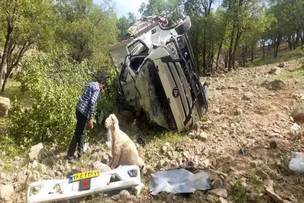 سقوط یک دستگاه ایسوزو به دره در محور بازفت به کوهرنگ ۲ فوتی و یک مصدوم بر جای گذاشت