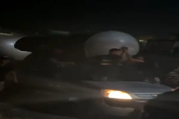 جوانان فلسطینی بوستر موشک‌ ایرانی را به عنوان یادگاری برداشتند + فیلم