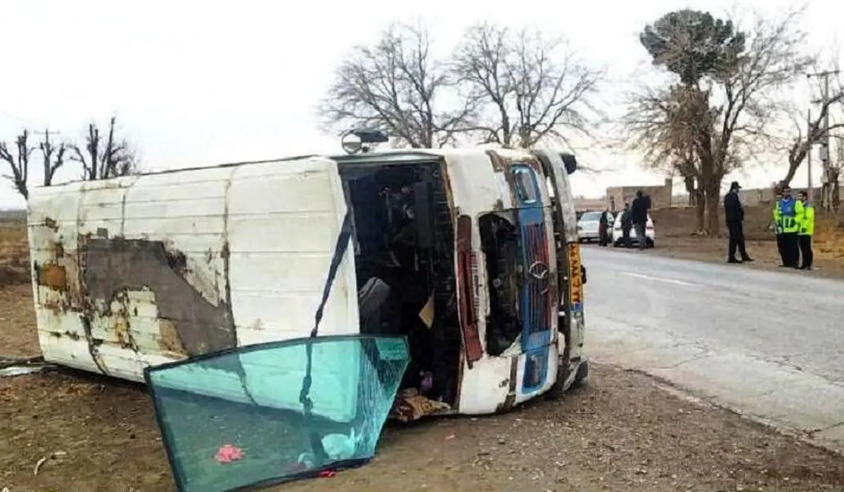 واژگونی سرویس مدرسه در جاده نیشابور-سبزوار ۱۴ مصدوم برجا گذاشت