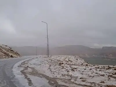 آغاز بارش برف در گردنه چری شهرستان کوهرنگ؛ رانندگان نکات ایمنی را رعایت کنند
