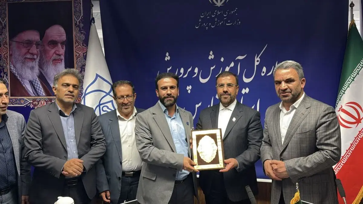 تجلیل از نخستین مجری «پویش قرار آموزشی» در سطح فارس