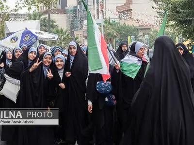 پاسخ محکم دانش‌آموزان اصفهانی به استکبار جهانی در روز ۱۳ آبان