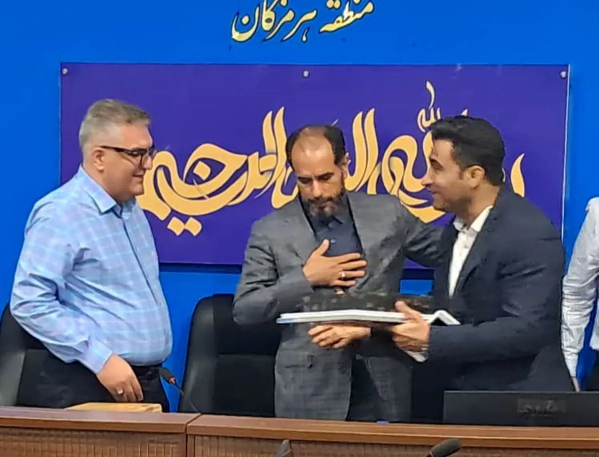 تجلیل از خدمات محمد ربیعی در حوزه تأمین و توزیع فرآوردههای نفتی