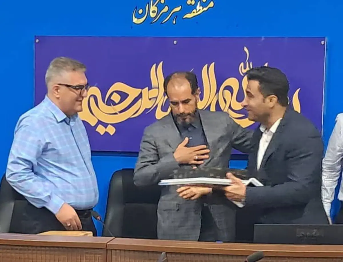 تجلیل از خدمات محمد ربیعی در حوزه تأمین و توزیع فرآورده‌های نفتی