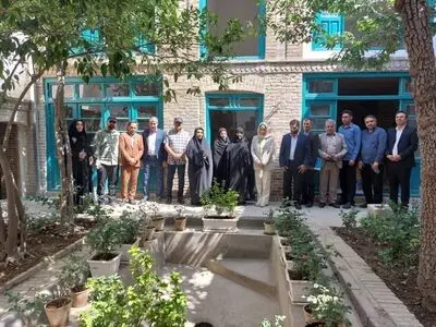 بازدید رییس کمیسیون فرهنگی و اجتماعی مجلس از خانه پدری جلال آل‌احمد/ تابلوی معرفی در محل نصب شد
