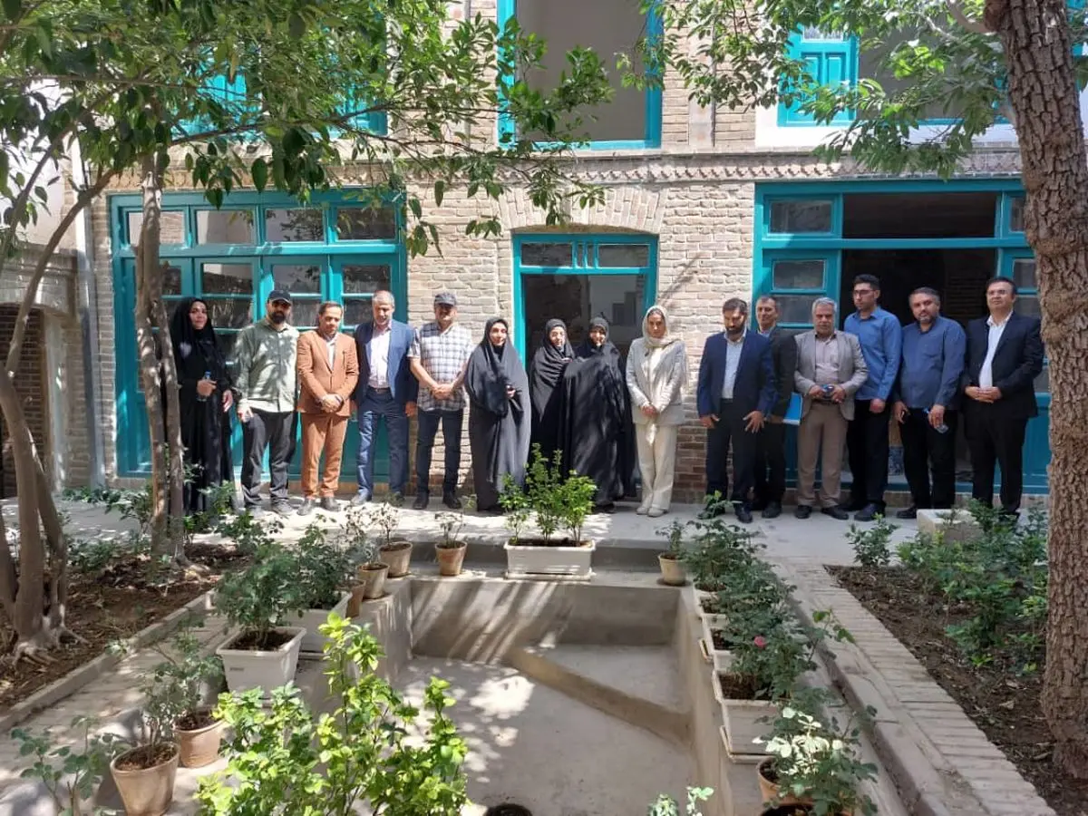 بازدید رییس کمیسیون فرهنگی و اجتماعی مجلس از خانه پدری جلال آلاحمد/ تابلوی معرفی در محل نصب شد