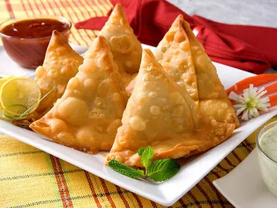 طرز تهیه سمبوسه مرغ و قارچ؛ طعمی متفاوت 