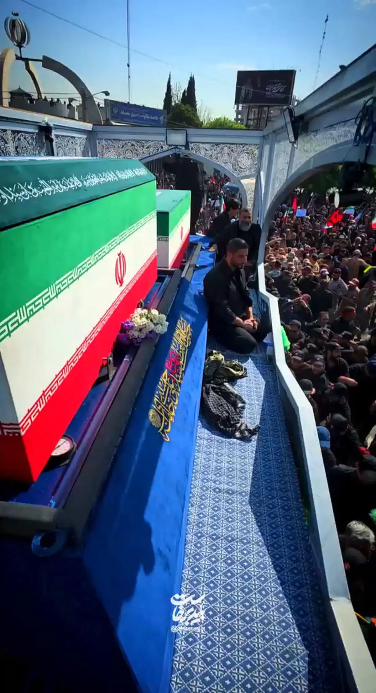 هم‌اکنون؛ ورود خودروی حامل پیکر مطهر رهبر شهید انقلاب و شهدای خانواده ایشان به مسیر تشییع تهران در میان خیل جمعیت مردم عزادار + فیلم