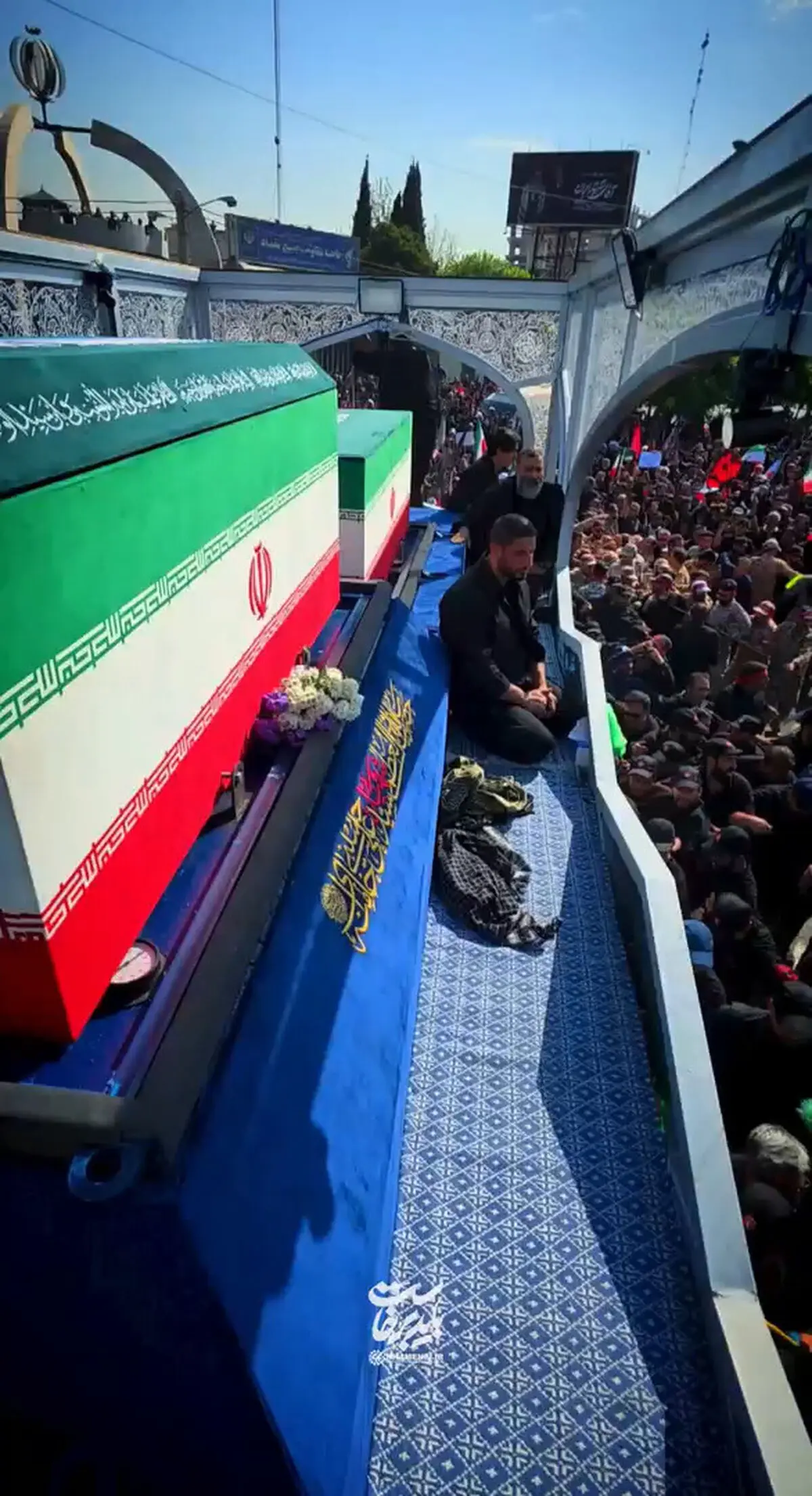 هم‌اکنون؛ ورود خودروی حامل پیکر مطهر رهبر شهید انقلاب و شهدای خانواده ایشان به مسیر تشییع تهران در میان خیل جمعیت مردم عزادار + فیلم