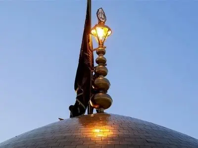 پرچم گنبد حرم امام رضا(ع) به رنگ عزا درآمد+ فیلم