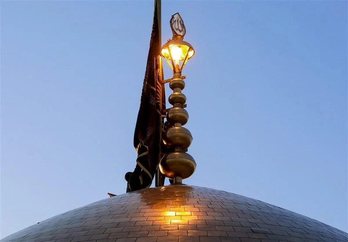 پرچم گنبد حرم امام رضا(ع) به رنگ عزا درآمد+ فیلم