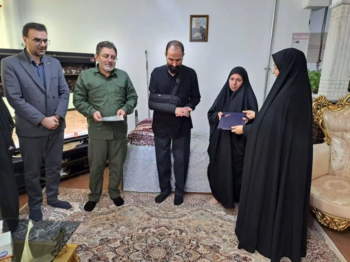 تجلیل مسئولان منطقه آزاد ماکو از جانباز سرافراز میثم سلمان‌زاده