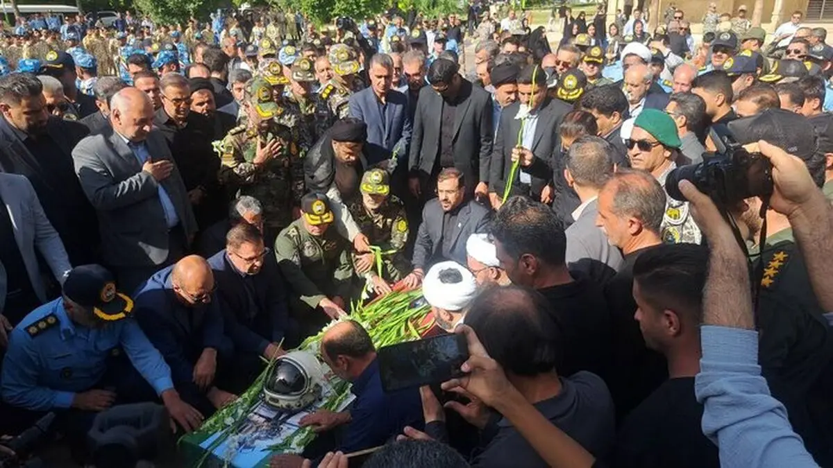 شیراز میزبان بازگشت قهرمان آسمان/ استقبال باشکوه از پیکر خلبان شهید مجید کاظمی