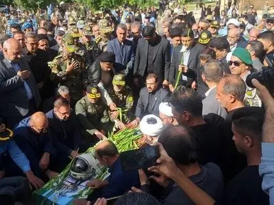 شیراز میزبان بازگشت قهرمان آسمان/ استقبال باشکوه از پیکر خلبان شهید مجید کاظمی