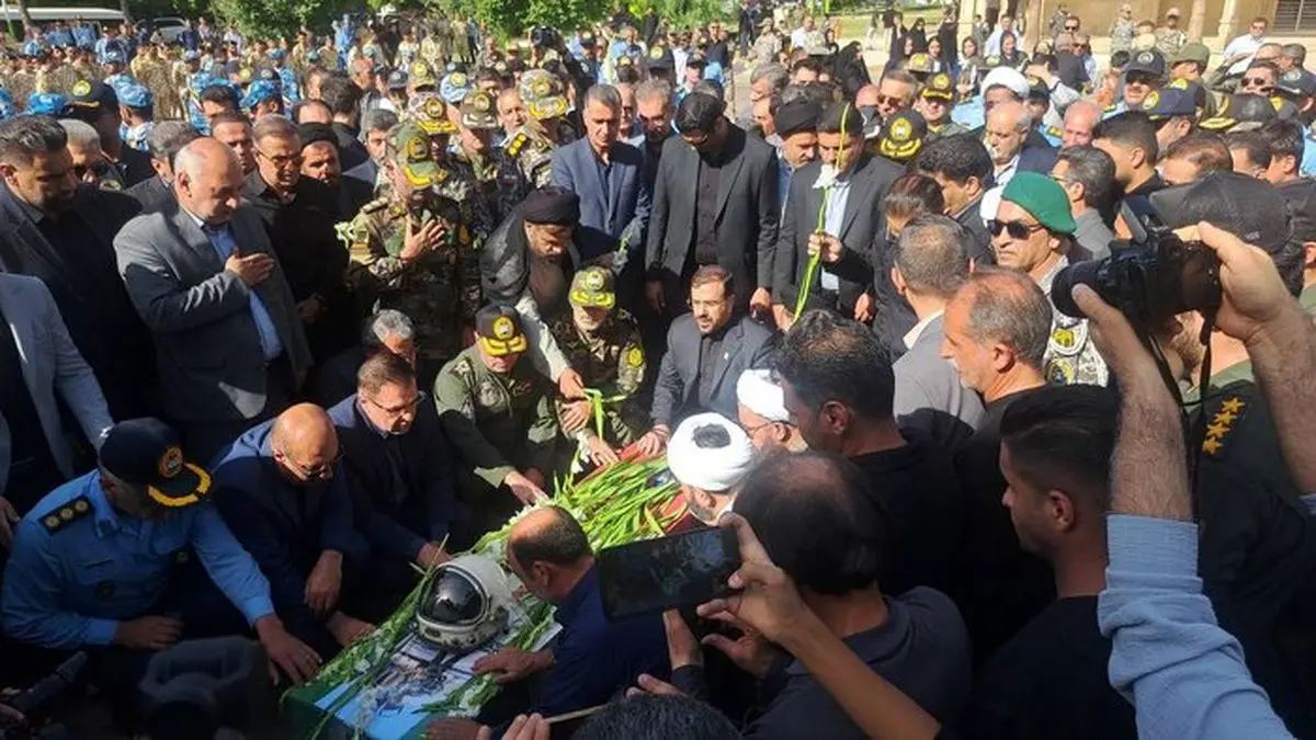شیراز میزبان بازگشت قهرمان آسمان/ استقبال باشکوه از پیکر خلبان شهید مجید کاظمی
