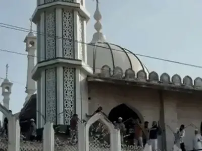 مسلمانان در هند با گریه بخشی از مسجد ۶۰۰ ساله را تخریب کردند؛ ماجرا چیست؟+ فیلم