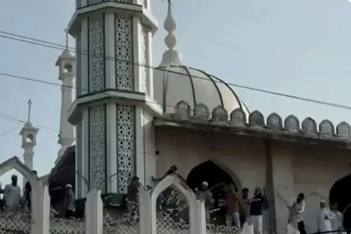 مسلمانان در هند با گریه بخشی از مسجد ۶۰۰ ساله را تخریب کردند؛ ماجرا چیست؟+ فیلم