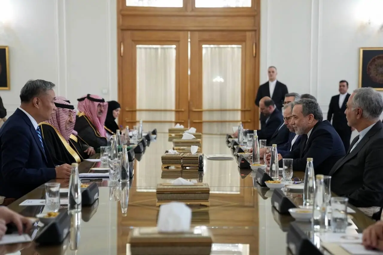 عراقجي يؤكد على تعزيز العلاقات مع دول الجوار ومنها السعودية