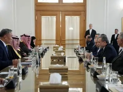 عراقجي يؤكد على تعزيز العلاقات مع دول الجوار ومنها السعودية