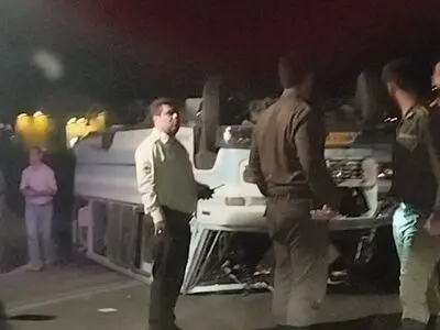 مصدومیت ۹کارگر کارخانه کاشی «ساناز»در واژگونی مینی‌بوس