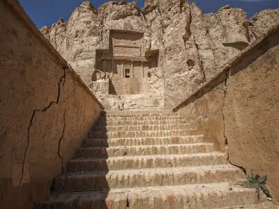 فرونشست به فاصله ۳۰۰ متری تخت جمشید و ۱۰ متری نقش‌رستم رسید