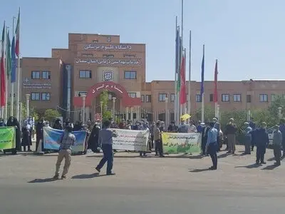 نارضایتی مردم دامغان از خلف وعده‌های بی پایان مسئولان بهداشت و درمان/ دانایی:تصمیم گیر نهایی من نیستم/ شرکت های دارویی ما را در لیست سیاه گذاشتند
