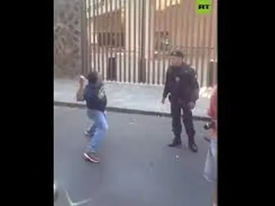 پرتاب تخم‌مرغ به سمت سفارت آمریکا در مکزیک + فیلم