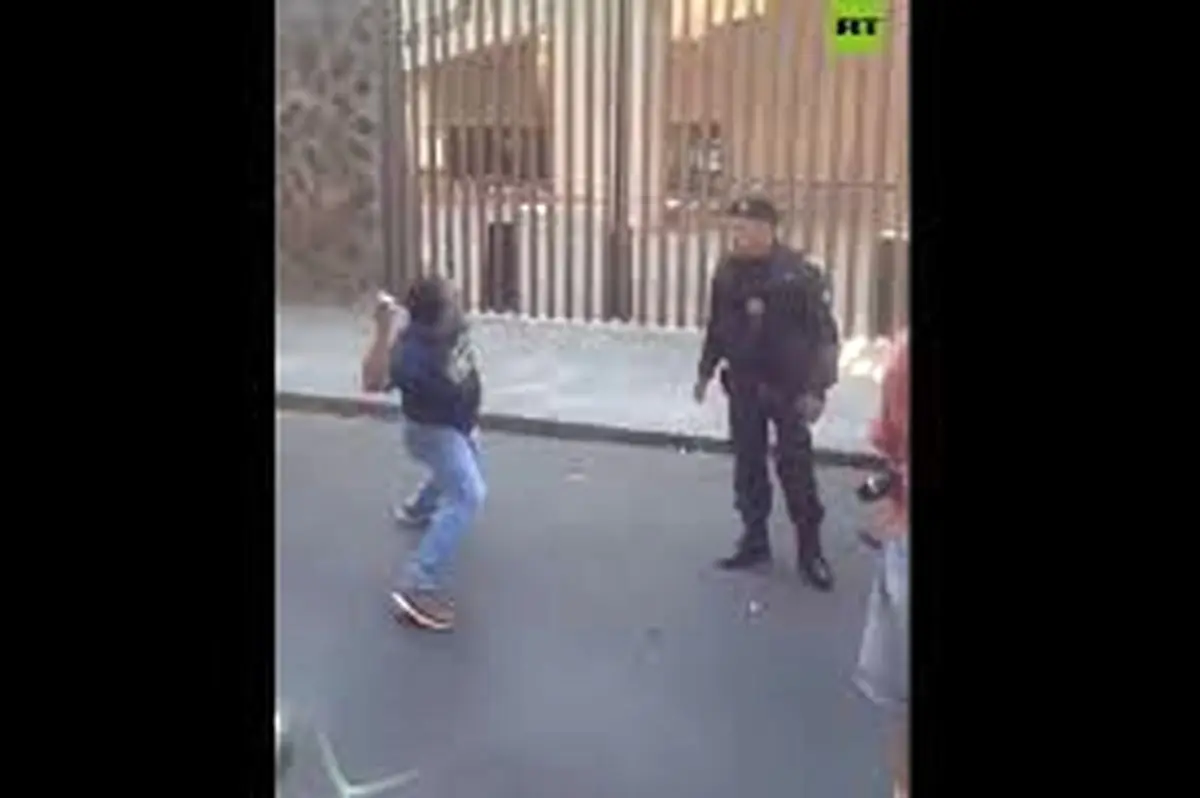 پرتاب تخم‌مرغ به سمت سفارت آمریکا در مکزیک + فیلم