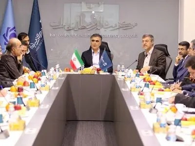 عرضه ارز هلدینگهای پتروشیمی به بازار ارز تجاری از هفته آینده/ همه فعالان اقتصادی منتفع میشوند