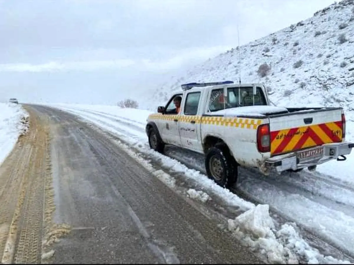 تداوم عملیات برف‌روبی در محورهای کوهستانی فارس/ تردد با تلاش شبانه‌روزی راهداران جریان دارد